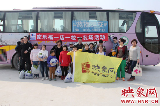 “播種希望 收獲成長”農(nóng)場播種體驗(yàn)活動參與人員合影