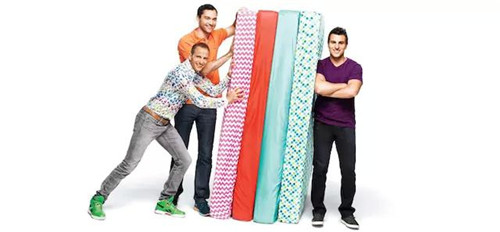 Airbnb 公司的三位創(chuàng)始人，以及他們最早的 Airbed