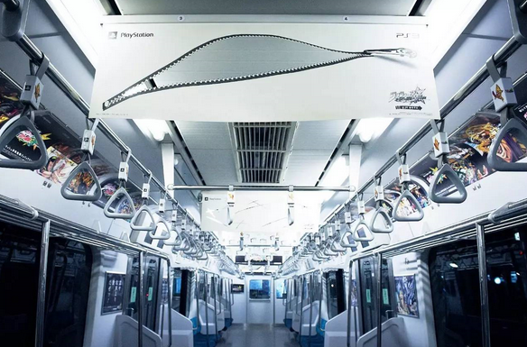 對(duì)粉絲們來說，這是個(gè)驚喜。對(duì)普通乘客來說，這個(gè)奇怪的廣告激發(fā)了他們的好奇心。