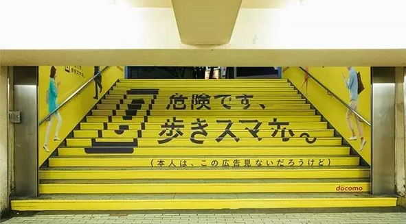 這個(gè)系列廣告有多組樣式，發(fā)揮一手吐槽功夫。