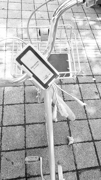 車把中間有手機充電支架，下方連接著3根充電線。