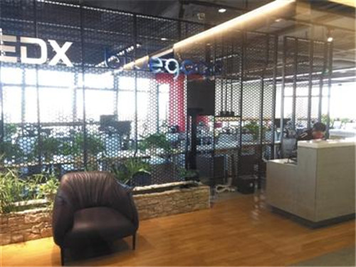 11月16日，小藍單車總部人去樓空，前臺只剩保安。