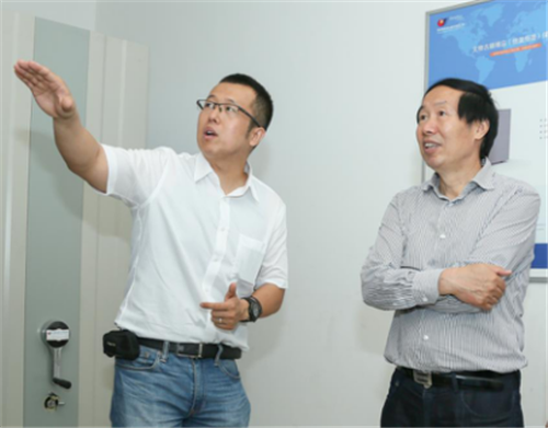 馬笑然總經(jīng)理向劉玉珠局長介紹楓華具備發(fā)明專利產(chǎn)品-文物古籍精品保管柜及恒溫恒濕空調(diào) 馬笑然總經(jīng)理向劉玉珠局長介紹楓華具備發(fā)明專利產(chǎn)品-文物古籍精品保管柜及恒溫恒濕空調(diào)