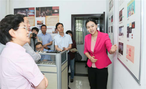 公司工作人員向劉玉珠局長介紹讓文物"活起來"與互聯(lián)網(wǎng)+相關(guān)試點工作 公司工作人員向劉玉珠局長介紹讓文物"活起來"與互聯(lián)網(wǎng)+相關(guān)試點工作