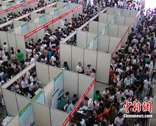 圖為招聘會(huì)現(xiàn)場(chǎng)人山人海的求職者。中新社發(fā) 付美斌 攝