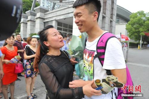 資料圖：家長(zhǎng)給考生送上鮮花。王康明 攝