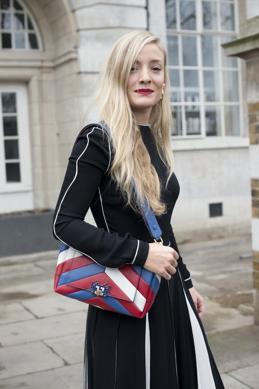 簡約風(fēng)職場(chǎng)女性穿搭 黑白灰也可以不無聊