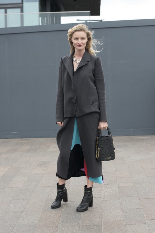 簡約風(fēng)職場(chǎng)女性穿搭 黑白灰也可以不無聊