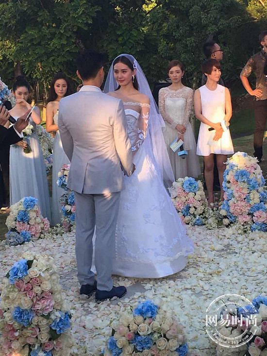 劉詩(shī)詩(shī)婚禮行頭值百萬(wàn) 不驕不躁剛剛好