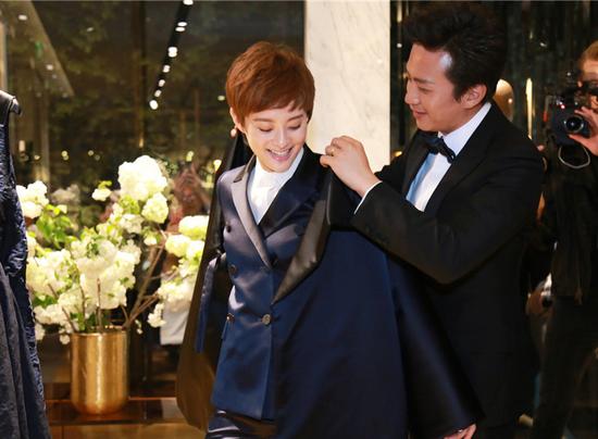 超哥，你還是老老實(shí)實(shí)伺候娘娘更衣吧。