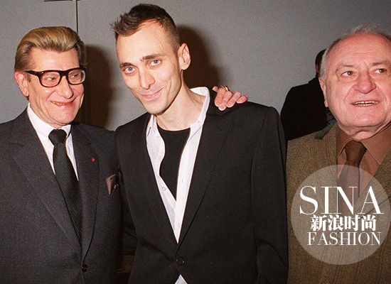 Yves-Saint-Laurent、Hedi-Slimane、Pierre-Bergé在Dior后臺的合影