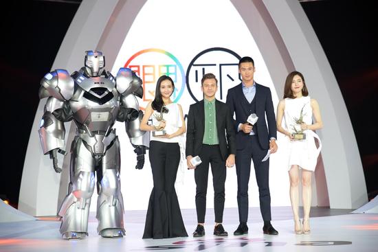 Klasse14腕表首席設(shè)計(jì)師 Mario Noblie以及超模蔚方卿為王鷗、江疏影頒發(fā)時(shí)尚突破藝人獎(jiǎng)項(xiàng)