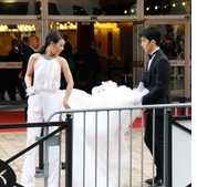 井柏然，馬思純徘徊在戛納紅毯門口