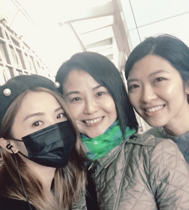 阿sa蔡卓妍帶媽媽出游曬合影