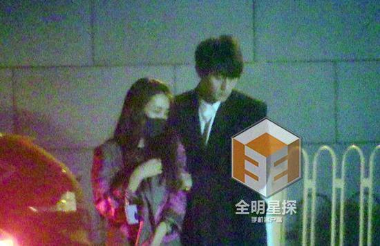 馬蘇被曝醉酒摟鮮肉回公寓 馬蘇被曝醉酒摟鮮肉回公寓