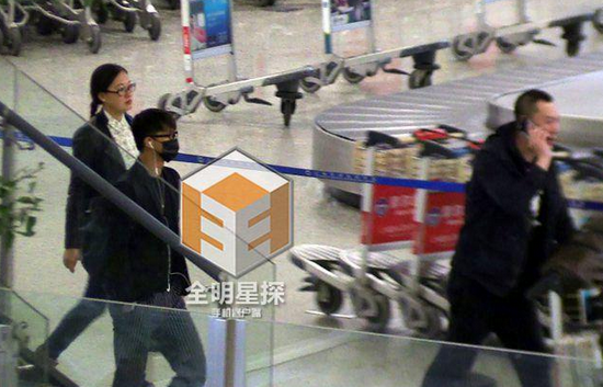 韓庚現(xiàn)身機(jī)場。