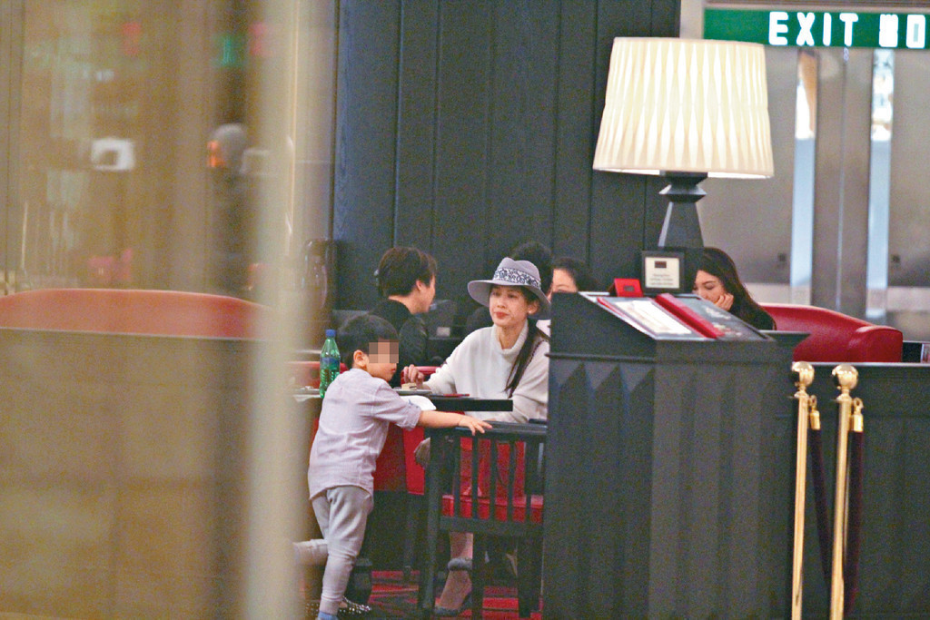 黃圣依帶兒現(xiàn)身香港被疑為愛子落戶做準(zhǔn)備