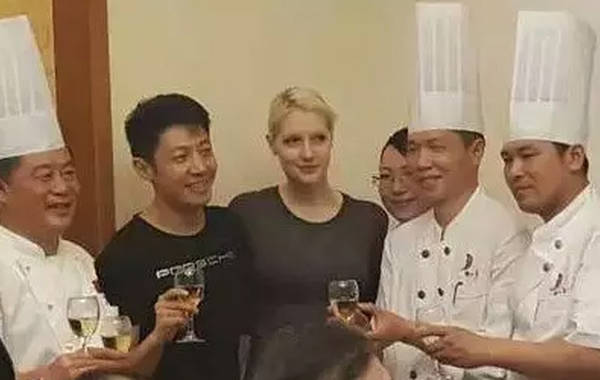 撒貝寧帶外籍妻子回老家 撒貝寧帶外籍妻子回老家