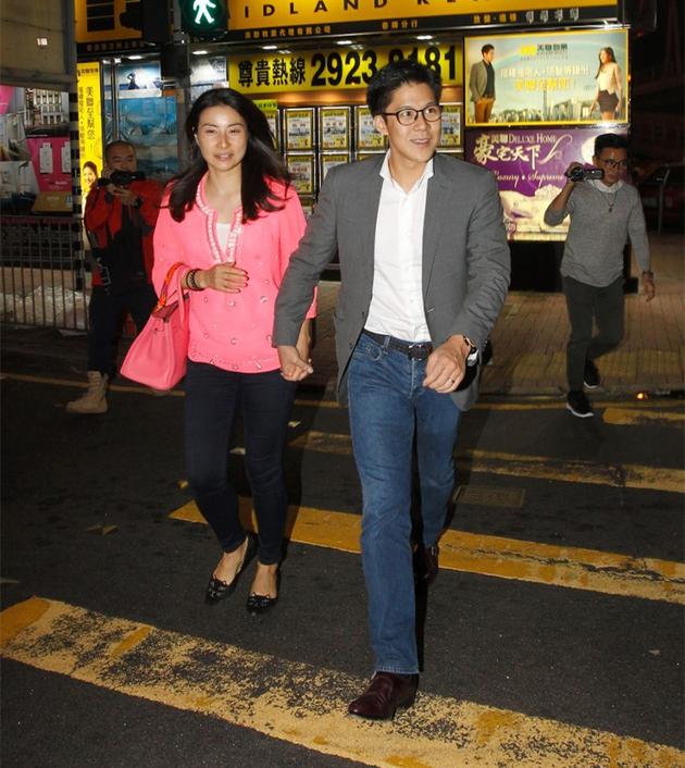 慶祝結(jié)婚四周年時(shí)，郭晶晶已有孕味