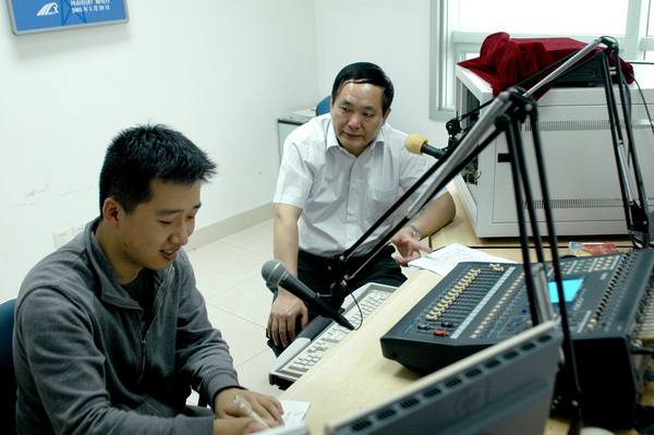 河南省政府安委會(huì)副主任、省安全生產(chǎn)監(jiān)督管理局黨組書記、局長張國輝做客《安全河南》直播室