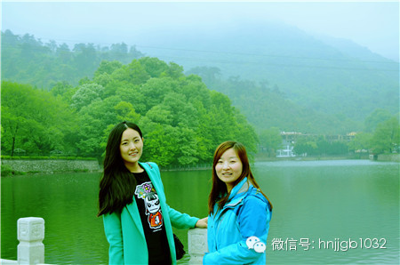 奧斯卡汽車影城的美女和這個風(fēng)景融入的真好啊，有木有？！