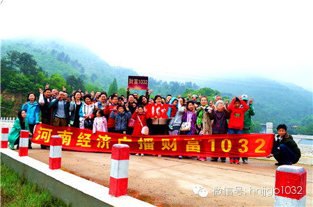 這么美的地方，我們合影留念，看大家多開心！