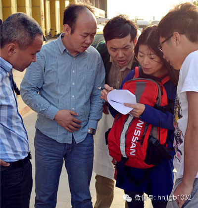 五點五十左右，聽眾們陸陸續(xù)續(xù)到達鄭州捷和汽車，首先要做的第一件事就是找我們的工作人員要車標