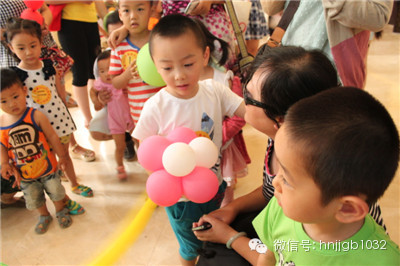 拿到氣球玩具的小朋友，瞬間成了焦點，周圍的小朋友都想和你做朋友，你知道嗎？