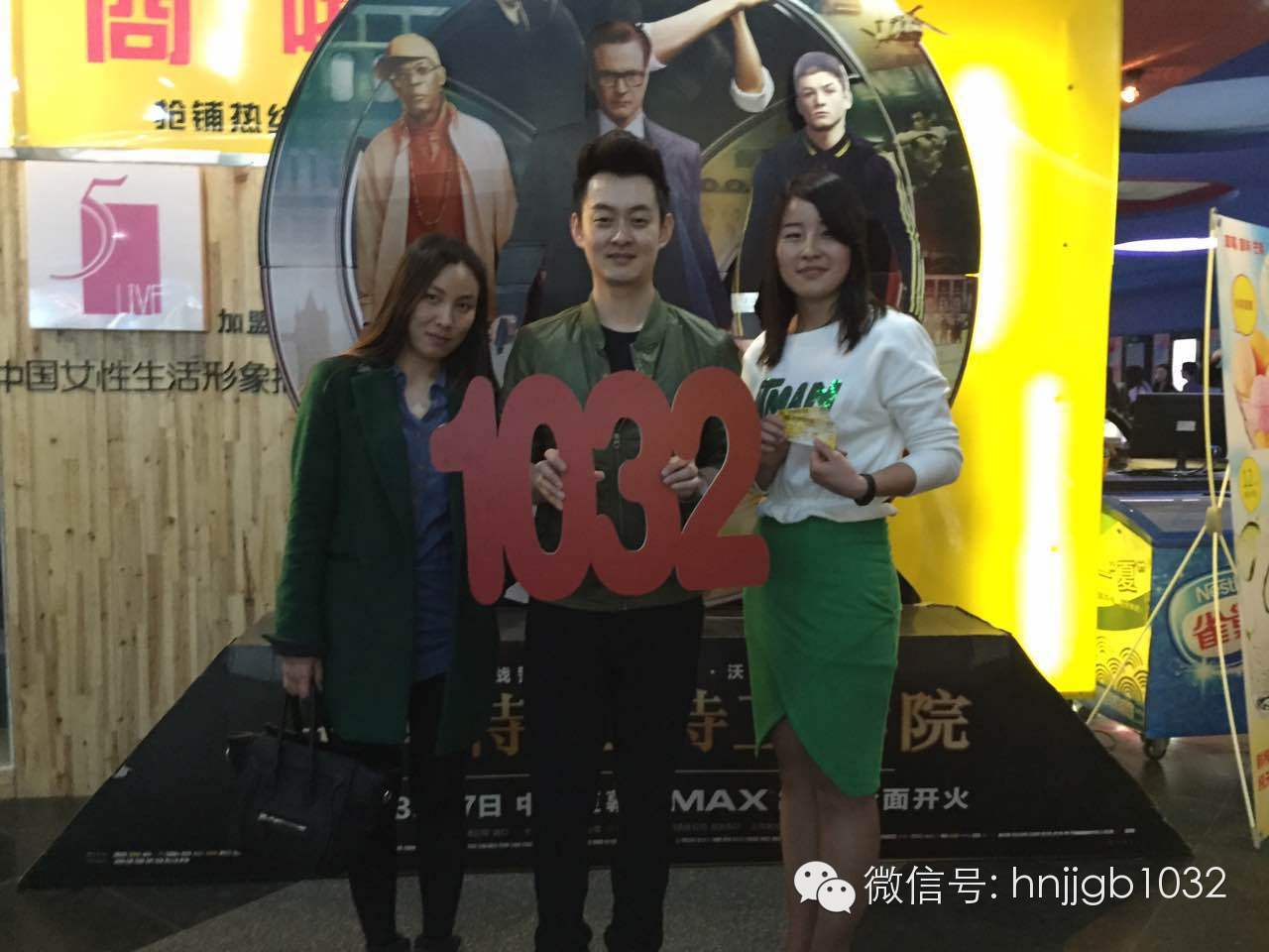 傳說(shuō)中的Johnny終于現(xiàn)身啦！還是美女魅力大哦。帥哥美女好養(yǎng)眼，小編忍不住要多看幾眼呢。