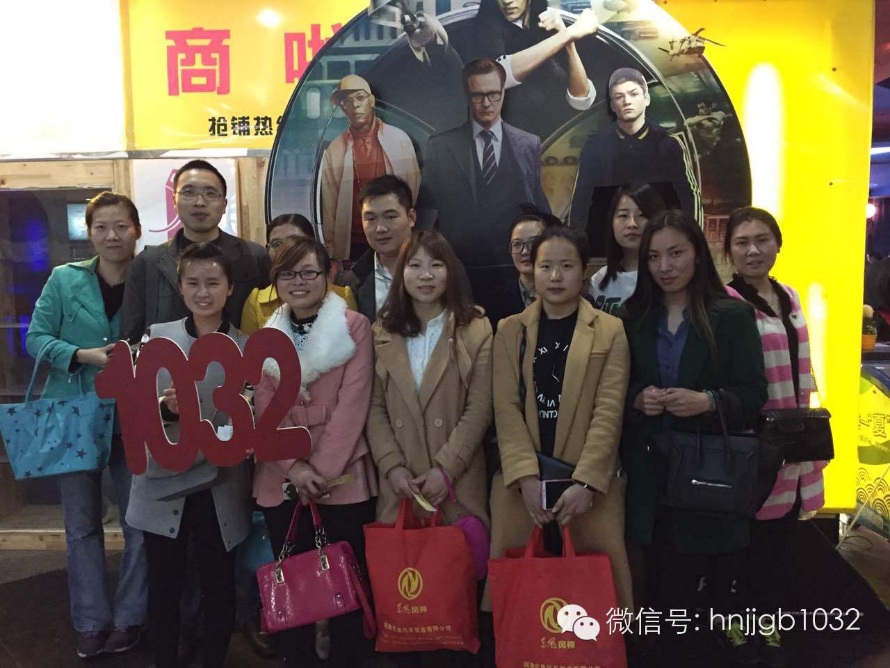 來(lái)個(gè)合影，1032的聽(tīng)眾棒棒噠，個(gè)個(gè)都準(zhǔn)時(shí)到達(dá)了集合地點(diǎn)。Johnny表示很欣慰??！