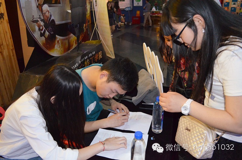 看，我們的工作人員正在組織簽到哦！