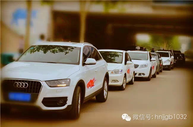 一排浩浩蕩蕩的車隊 一排浩浩蕩蕩的車隊