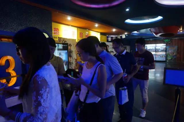 電影馬上開始，排隊(duì)入場嘍