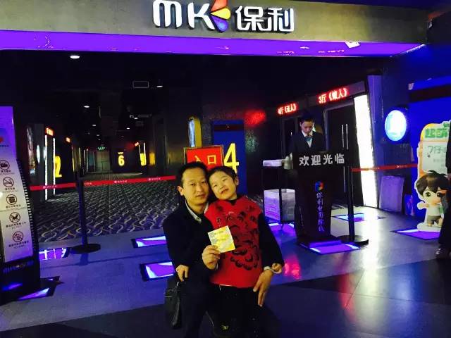 再來看兩個萌娃，表情都好有戲！