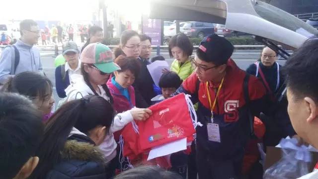 8:30準(zhǔn)時集合，現(xiàn)場工作人員給大家分發(fā)參賽證和參賽衣服。