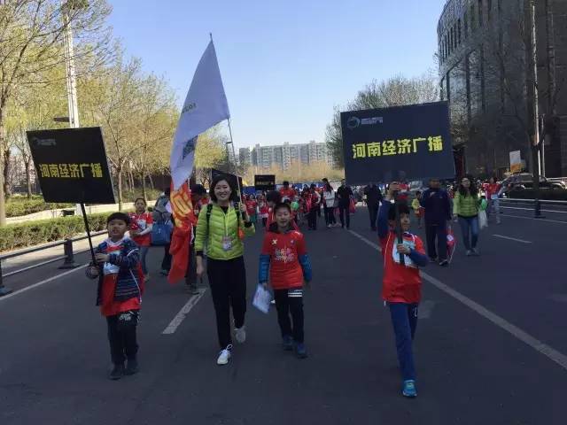 出發(fā)啦！小朋友和大朋友們昂首闊步向賽場邁進(jìn)！