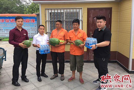 經(jīng)濟(jì)廣播工作人員和愛(ài)心企業(yè)給正在忙碌的環(huán)衛(wèi)工人、交警和協(xié)警等送去了一萬(wàn)六千多斤西瓜和近百提礦泉水。