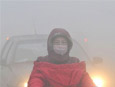 鄭州持續(xù)霧霾天氣 市民出行要當心