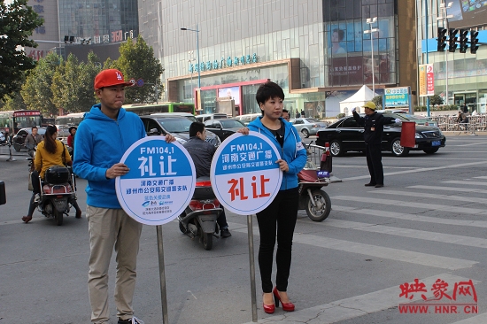 河南省文明交通形象大使、河南交通廣播主持人南方在活動(dòng)現(xiàn)場(chǎng)