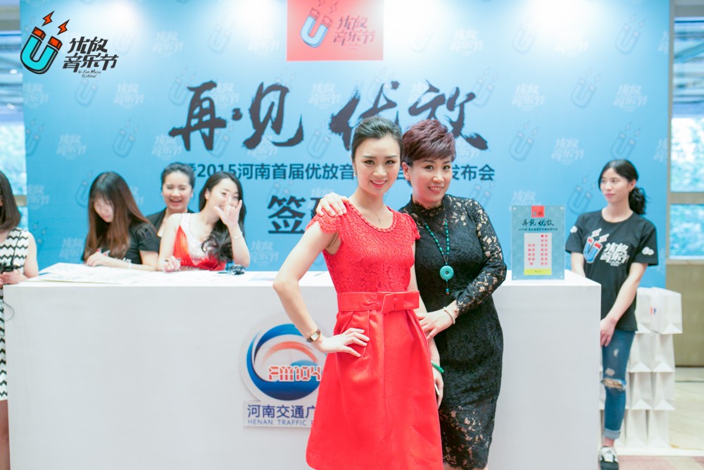 貼心的南方姐姐和美女主播小佩，海洋是不是每天都要流口水呀！