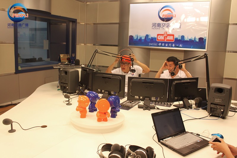 李憲和張弛怎么這么開心！又不是你們倆中獎了！