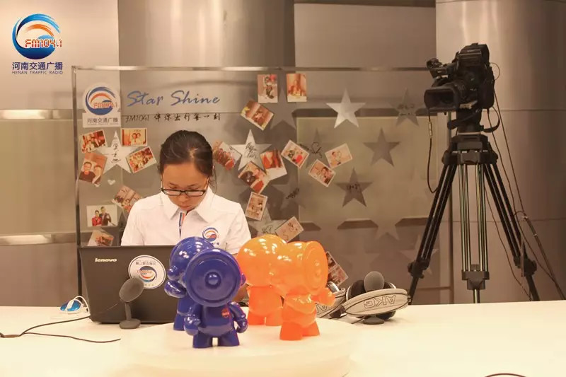 還是抽獎的姑娘比較認真！為保證抽獎的公平公正，映象網(wǎng)進行了全程視頻直播。