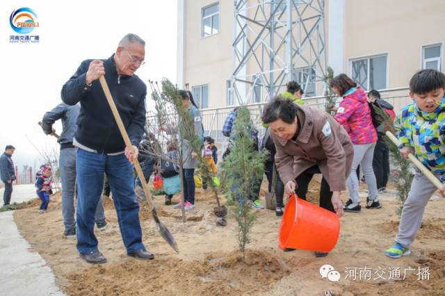 恩愛的老人一起種下一棵小樹苗，健健康康白頭偕老~