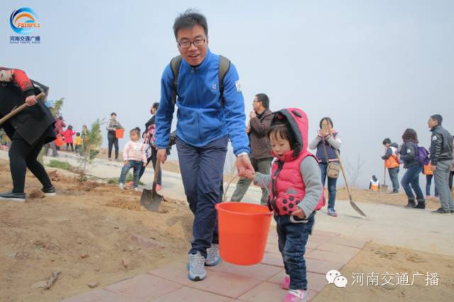 爸比爸比，你會種小樹嗎？我來教你吧~