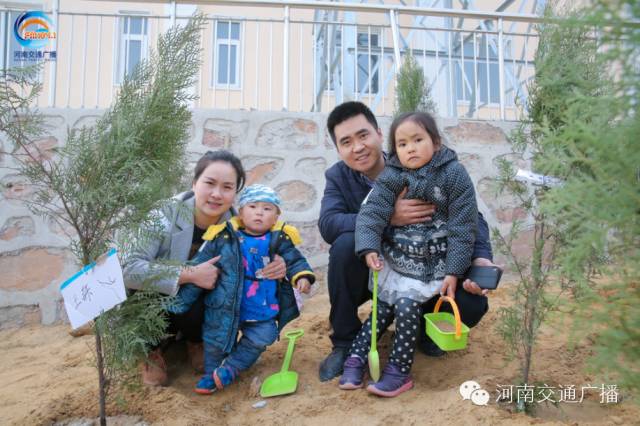 一家四口，一起種下我們的小樹，和寶貝兒們一起茁壯成長！