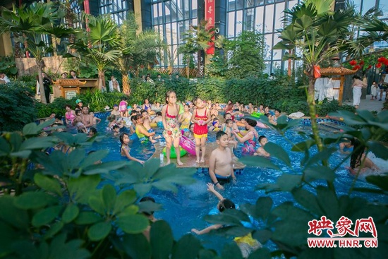 又開始過夏天的孩子們，在溫潤的泉水里放任天性。