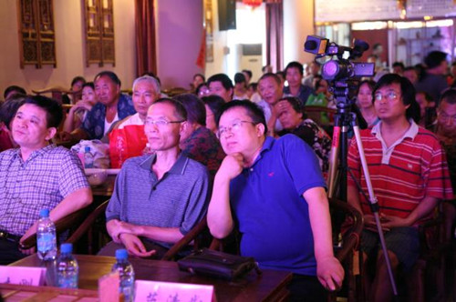 信息廣播總監(jiān)李金鋒（左1）、副總監(jiān)魏志剛（左2）、副總監(jiān)陳德年（左3）