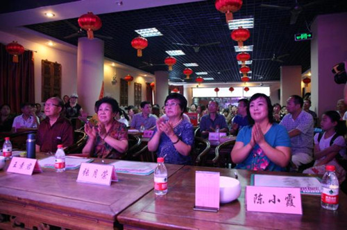 我省著名豫劇表演藝術(shù)家素君（左2）、常香玉弟子、國(guó)家一級(jí)演員張?jiān)聵s（右2）