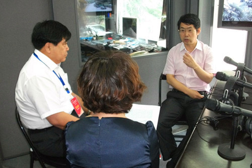 直播前的北京安貞醫(yī)院副院長周生來（右１）、大慶油田總醫(yī)院集團總經理劉湘彬（左１）