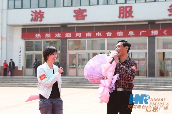 主持人柳漫漫跟聽(tīng)眾現(xiàn)場(chǎng)交流